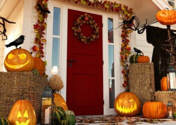 30 Outdoor Halloween Decoration Ideas That Are Scary, Cute, And Everything In Between