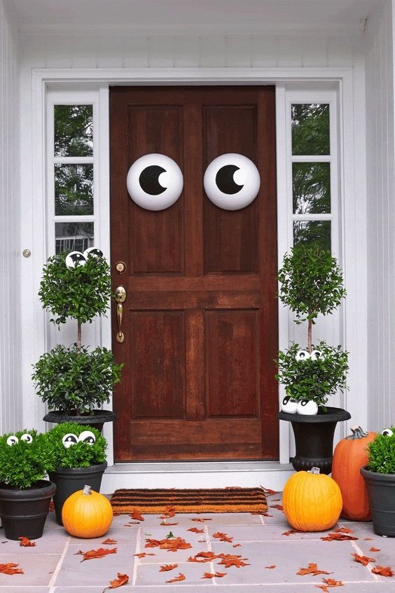 30 Outdoor Halloween Decoration Ideas That Are Scary, Cute, And Everything In Between