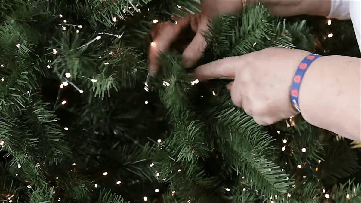 Putting Lights On A Christmas Tree: 5 Dos And 4 Don'ts You Should Follow