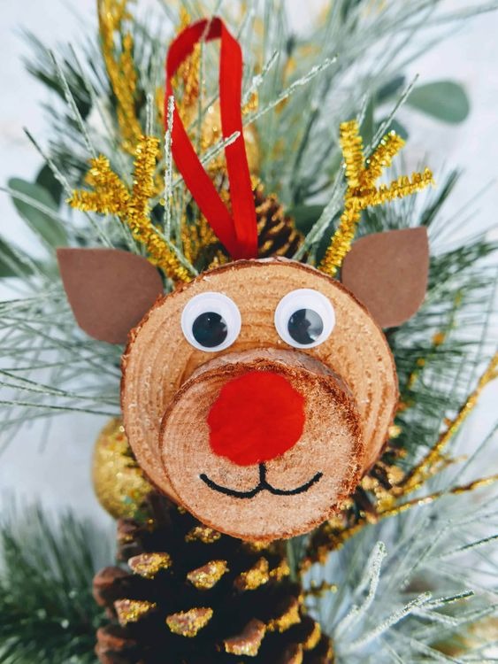 DIY Wood Slice Rudolph Ornaments