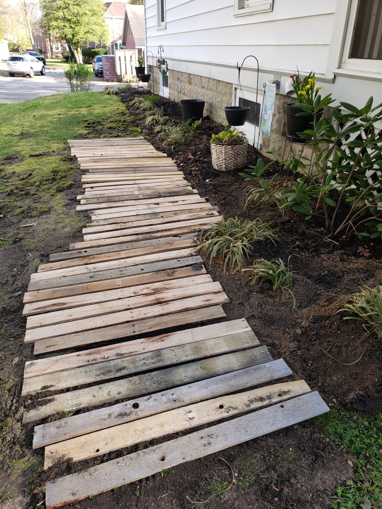 How to Create a Stunning Garden Pathway with Durable Reclaimed Wood