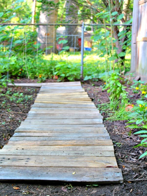 How to Create a Stunning Garden Pathway with Durable Reclaimed Wood