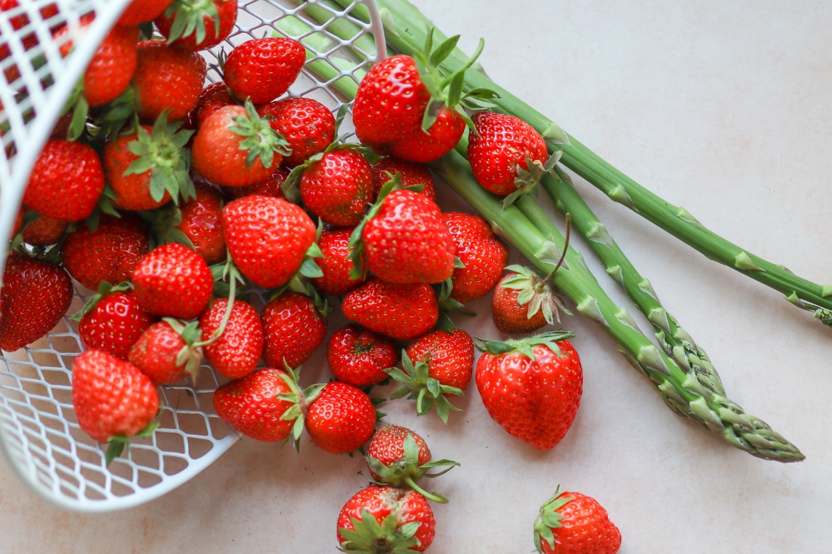 Harvest Strawberry And Asparagus