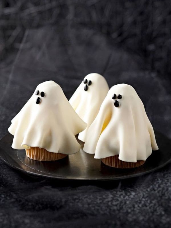 Adorable Ghostly Halloween Cupcakes