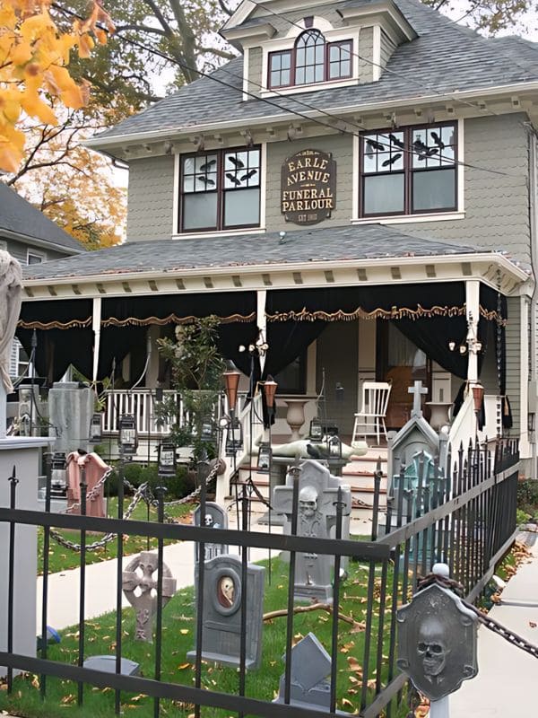 Chilling Graveyard Halloween Fence Décor