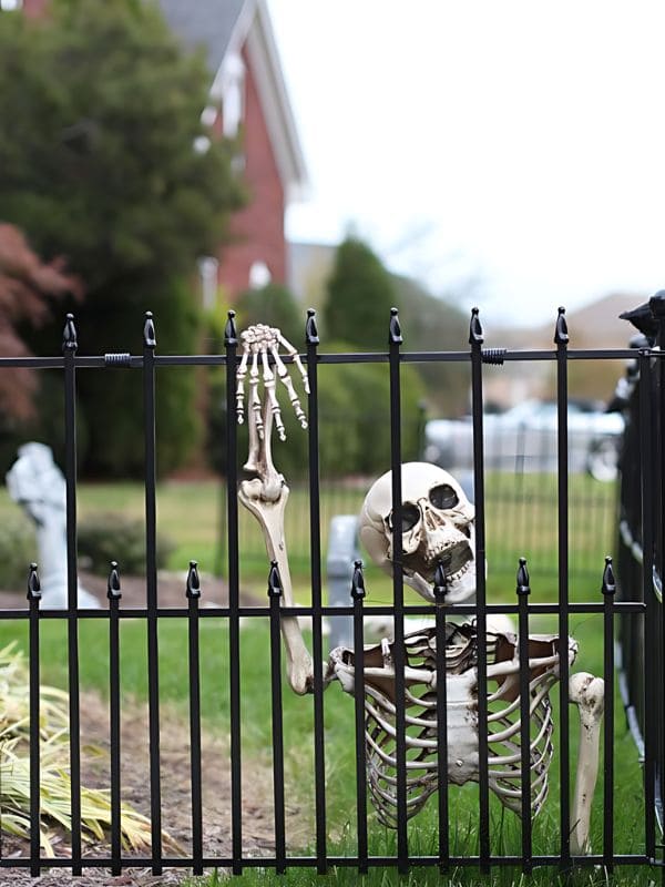 Creepy Skeleton Escape Halloween Fence Décor