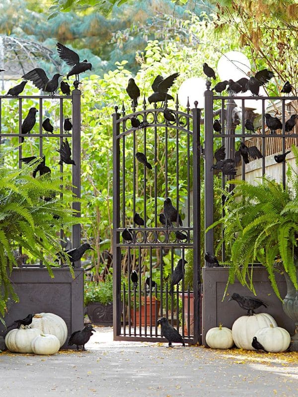 Eerie Crow-Inspired Halloween Fence Décor