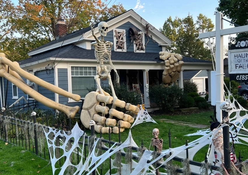 Giant Skeleton Hands Grasping Haunted Fence Decor