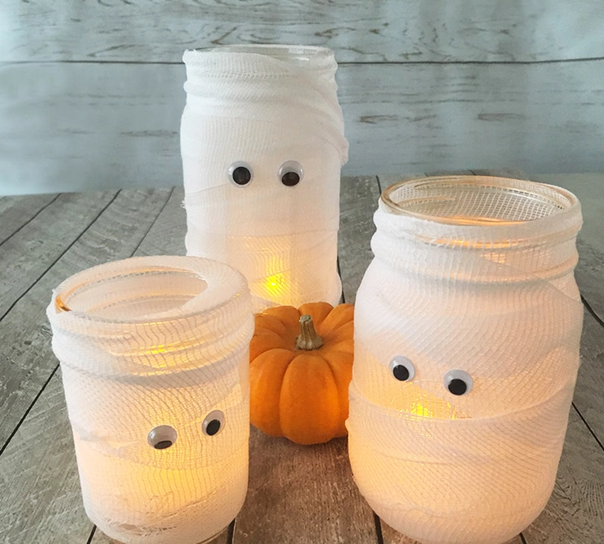 30 Incredible Halloween Mason Jar Crafts for DIYers