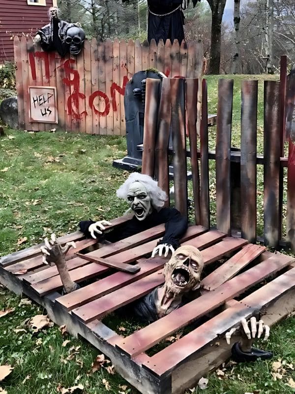 Terrifying Zombie Escape Halloween Fence