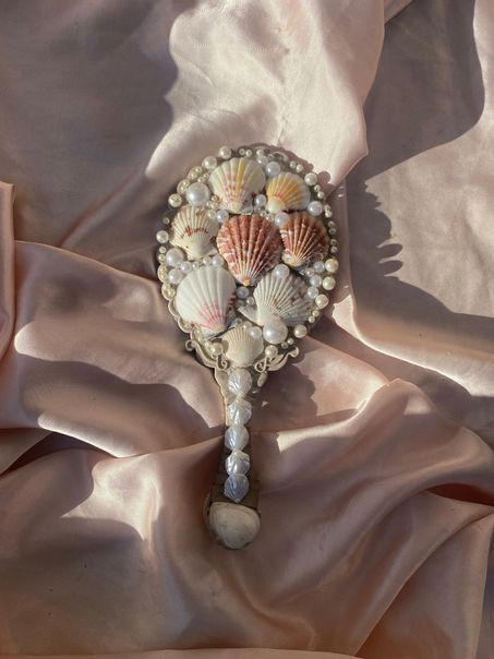 Elegant Seashell Mirror Design