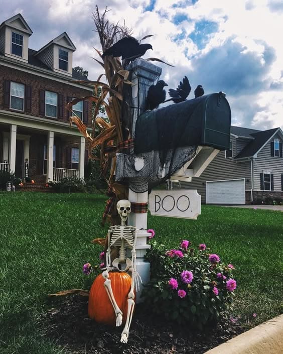 Spooky Skeleton Mailbox Halloween Yard Decor