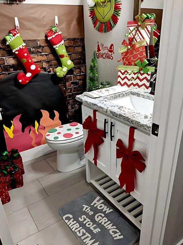 Grinch-Themed Christmas Bathroom Delight