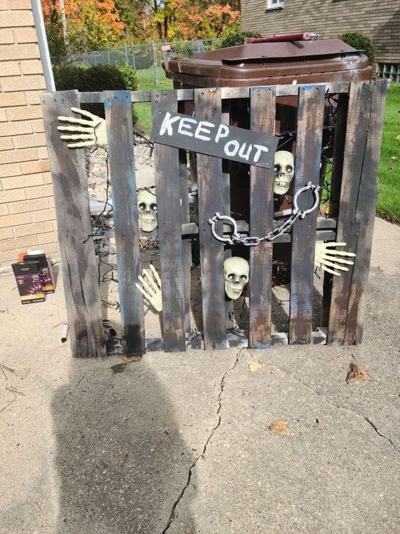 Spooky Skeleton Pallet Gate