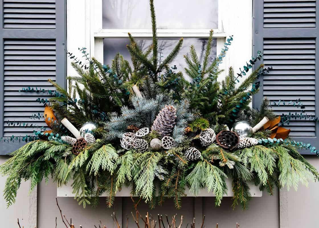 Top 20 Stunning Christmas Window Box Ideas to Impress