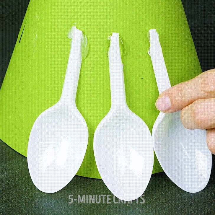 Guide on Making DIY Plastic Spoon Christmas Tree Just Under $30