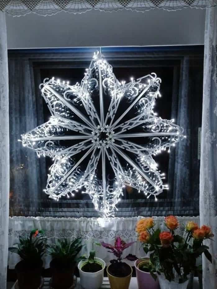 4 Steps to Turn Plastic Hangers into a Stunning DIY Snowflake Decoration