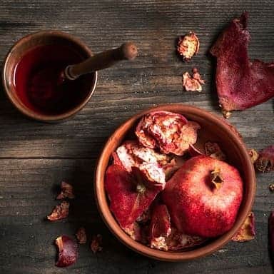 7 Amazing Health Benefits of Pomegranate Peel You Shouldn't Ignore