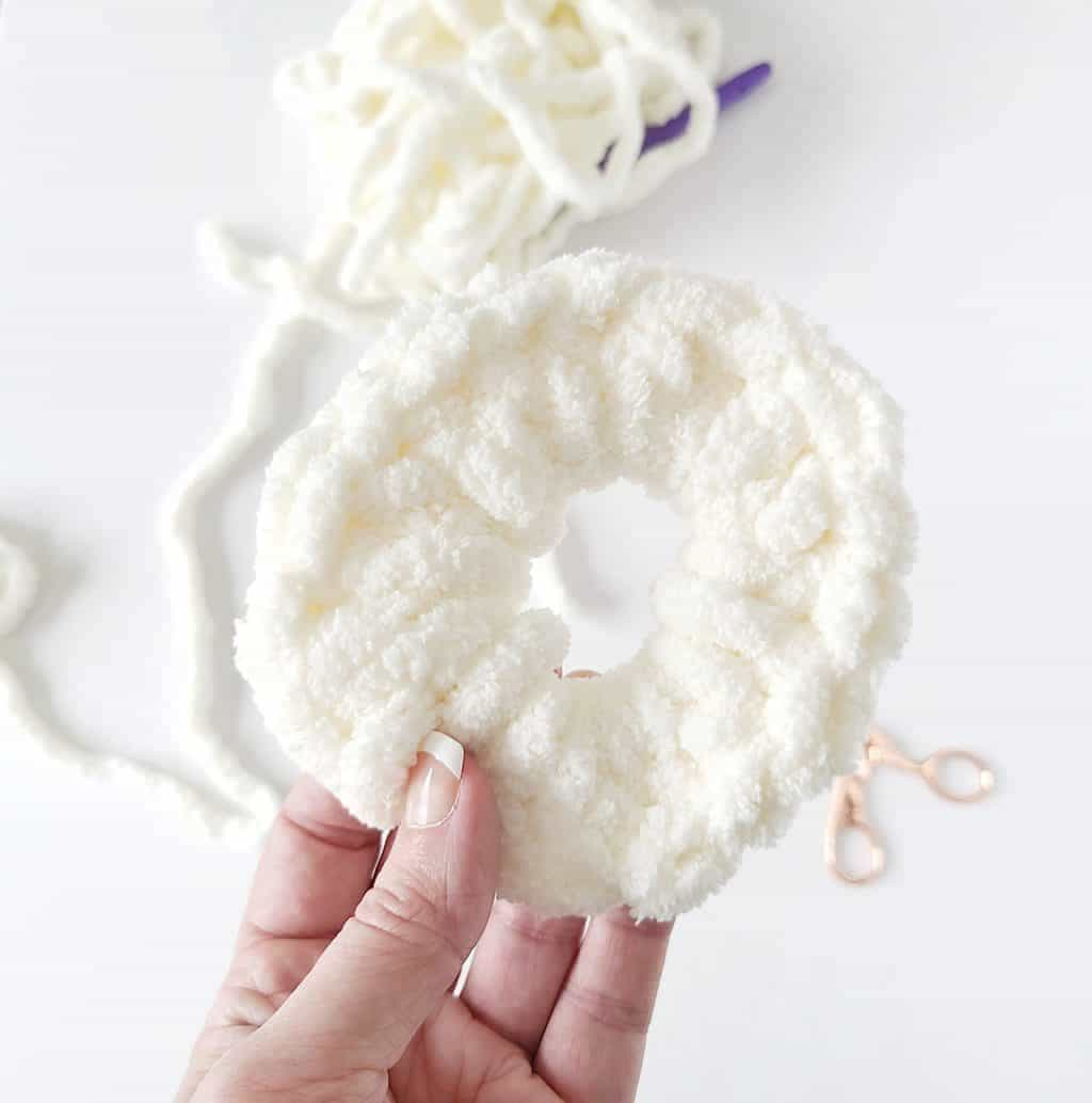 6 Simple Steps to Craft Your Own Cozy Pom-Pom Ornaments for the Holidays