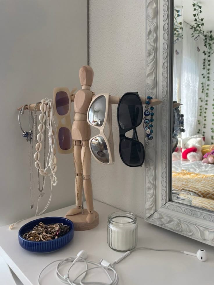 Mannequin Jewelry and Sunglasses Holder