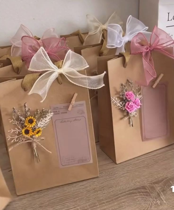 Romantic Dried Flower Kraft Gift Bags