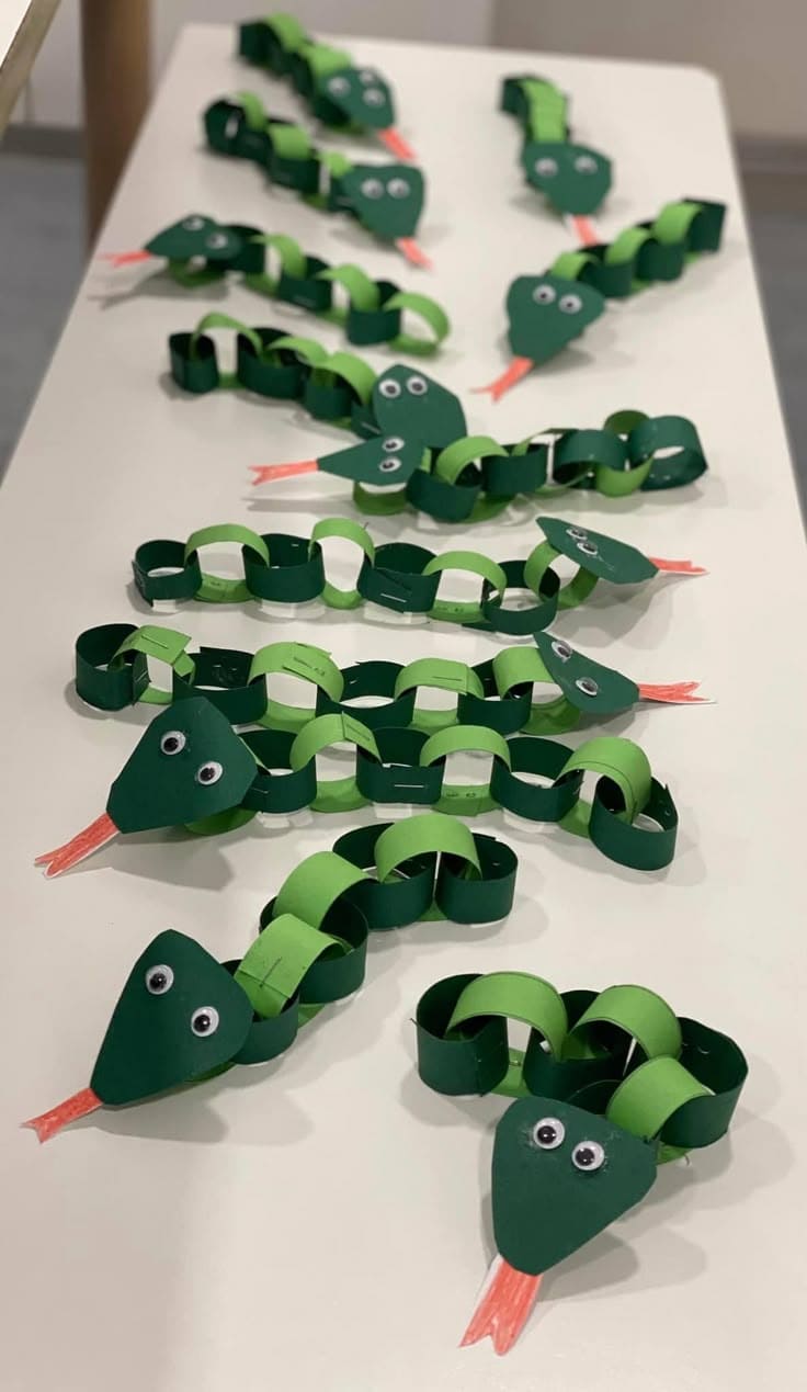Wiggle Wiggle Paper Chain Snake Craft