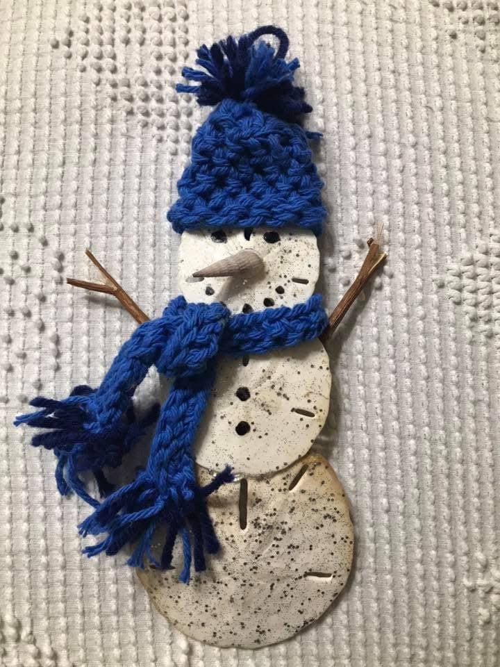 Sand Dollar Snowman with Yarn Accessories
