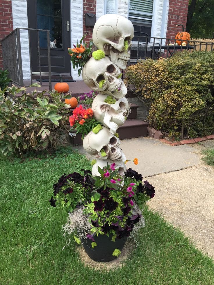 Skull Stack Topiary