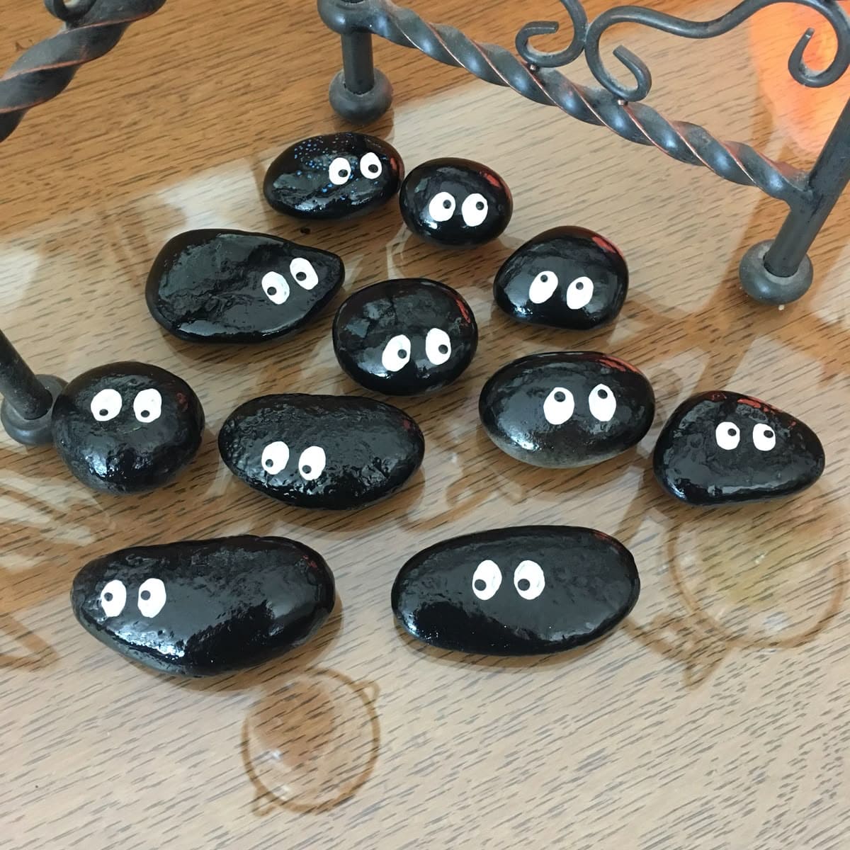 Spooky Eyes in the Dark Rock Set