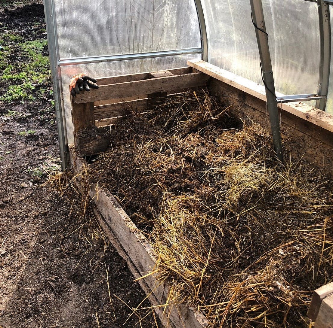 10 Ways to Heat Your Greenhouse in Winter Without Electricity