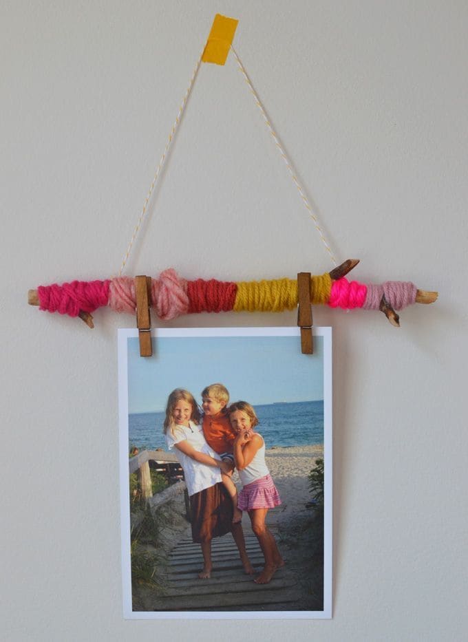 Yarn-Wrapped Photo Hanger