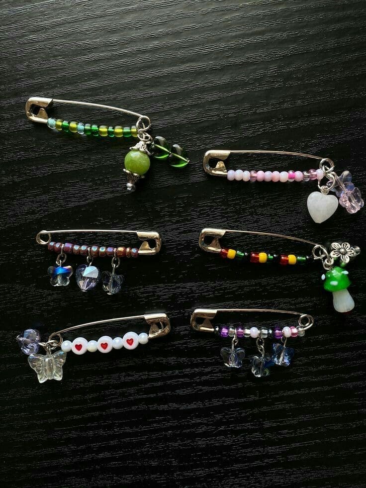 22 Pretty DIY Safety Pin Brooch Ideas for a Personalized Look