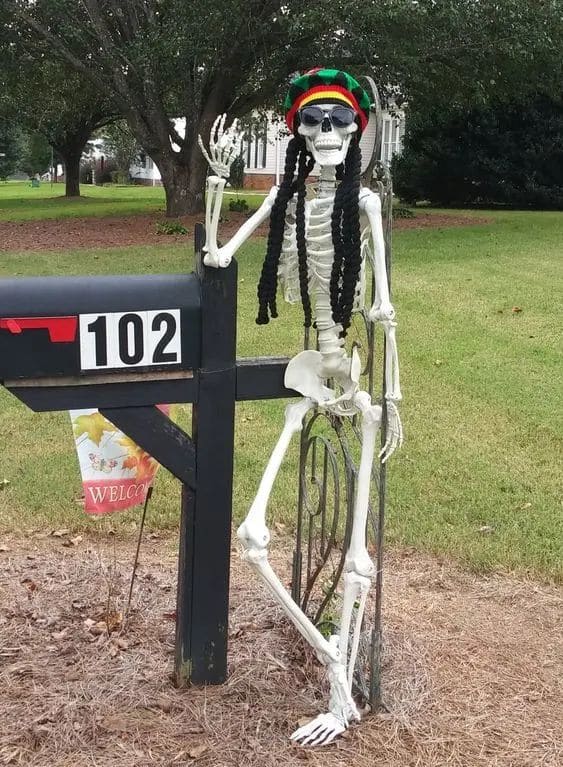 24 Halloween Mailbox Decorating Ideas That Will Wow Your Neighbors