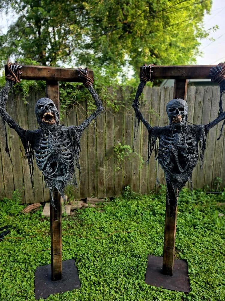 Hanging Skeleton Torture Stakes