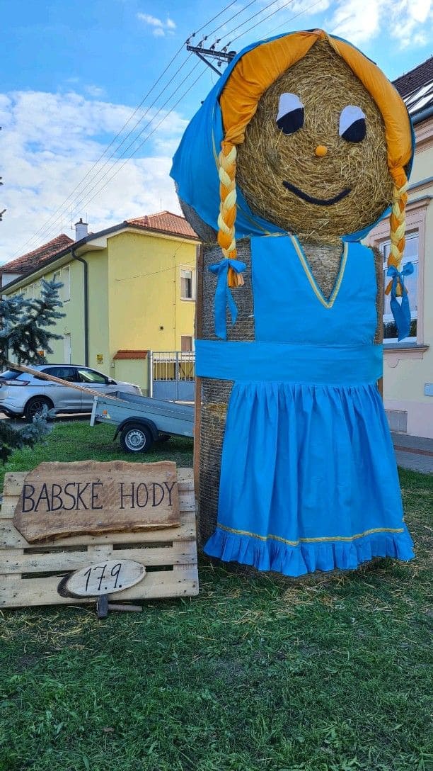Hay Bale Festival Lady