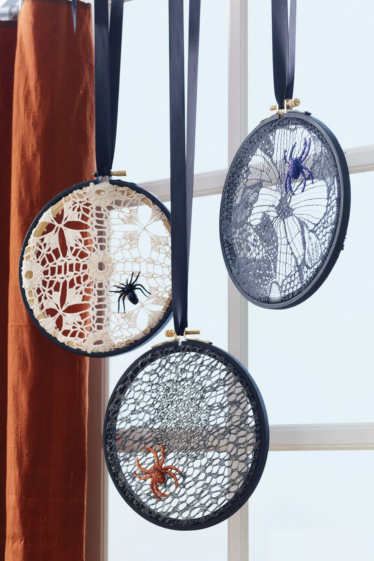 Lace Spiderweb Hoop Décor