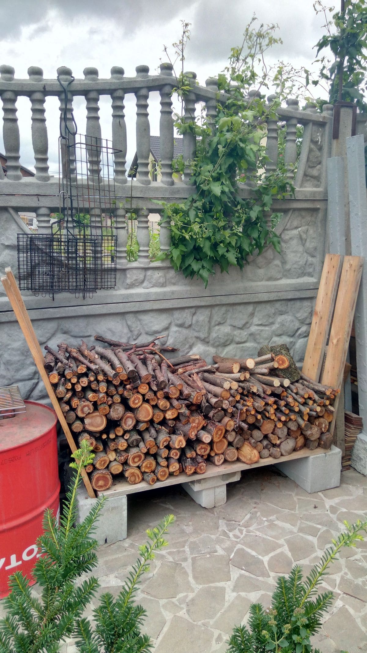 Pallet and Block Firewood Stand
