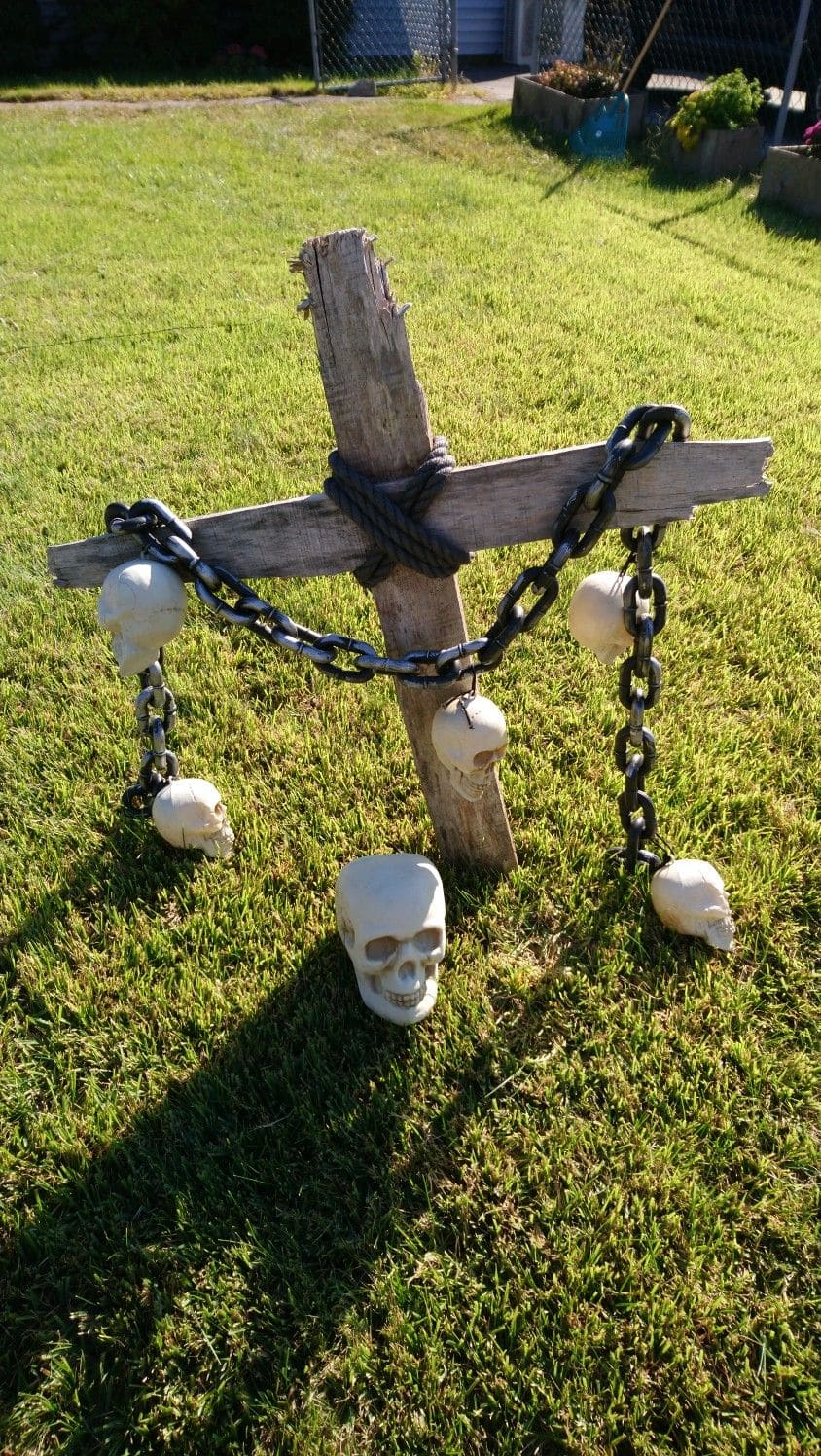 Skull-Chain Cross of the Damned