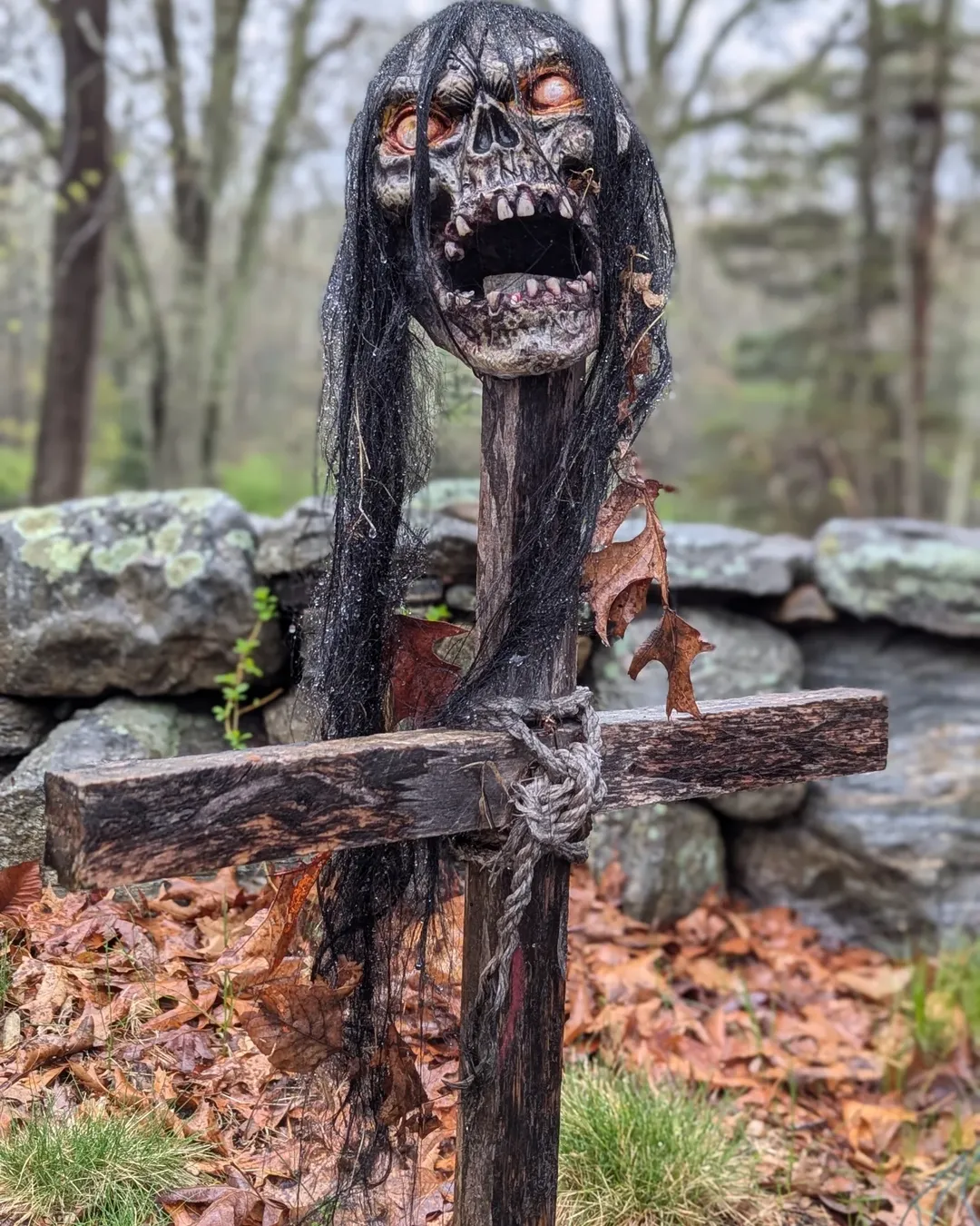 20 Eerie Grave Marker Ideas That Bring Haunted Vibes to Your Yard