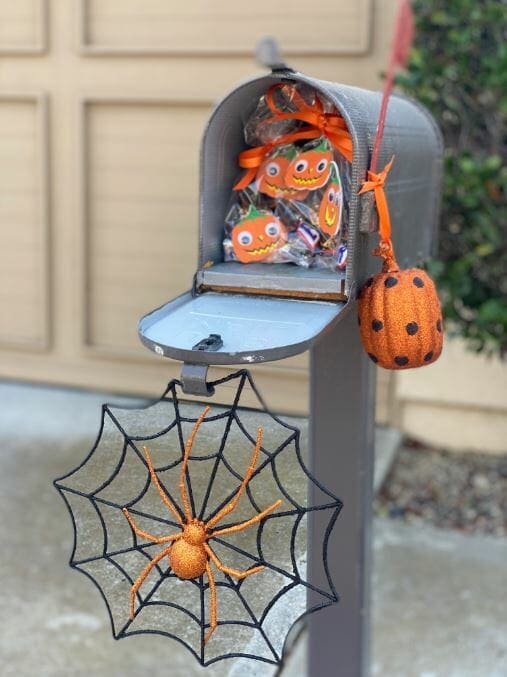 Spiderweb Treat Stop