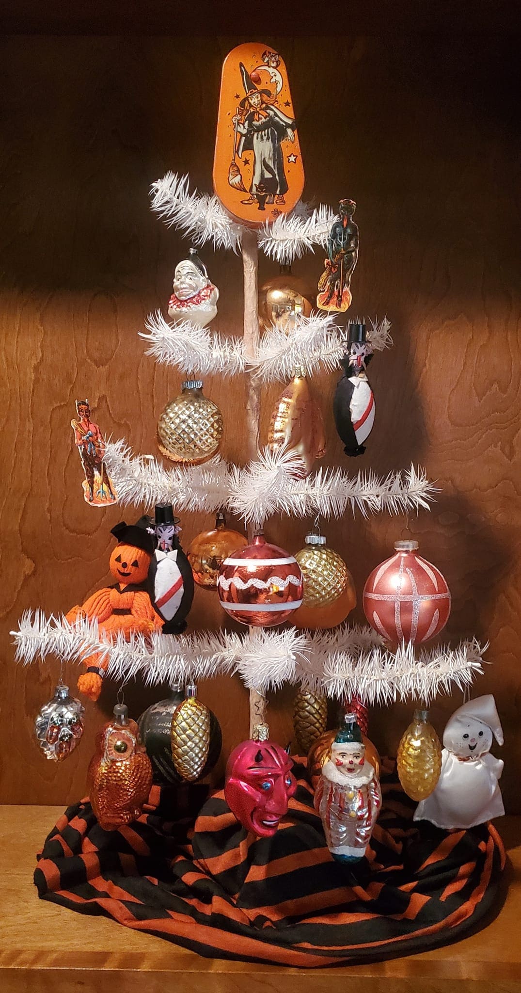 Vintage-Inspired Halloween Tinsel Tree