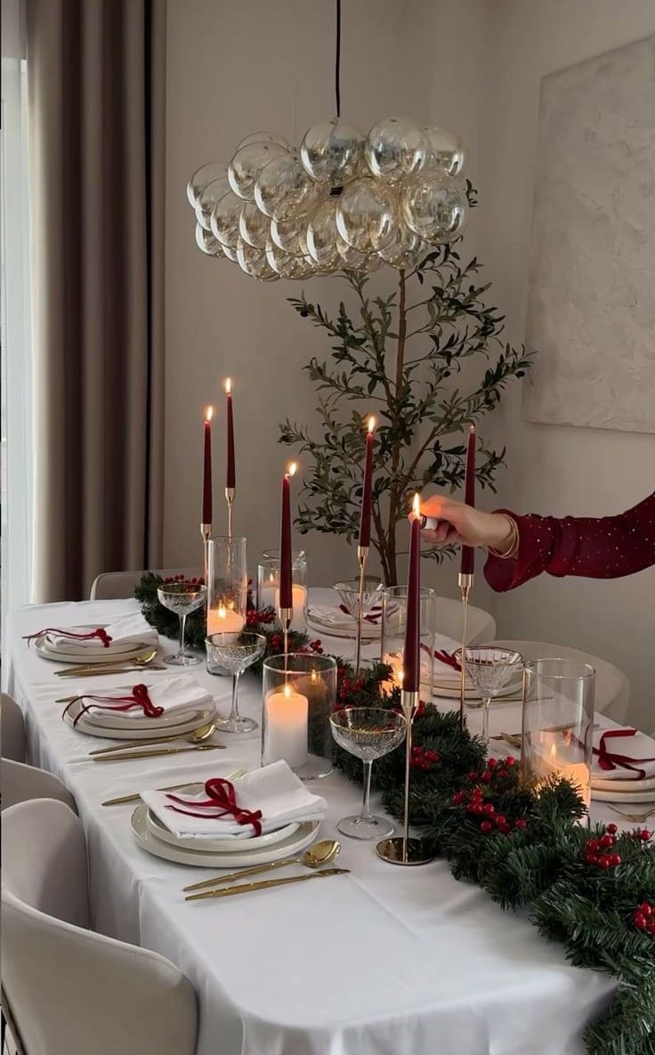 Elegant Red and Gold Christmas Table