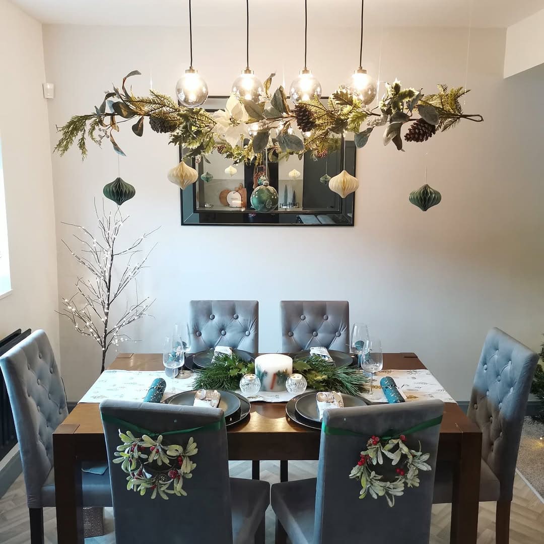 Modern Mistletoe Christmas Table