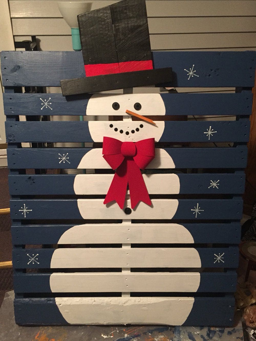 Pallet Snowman with Top Hat and Bow