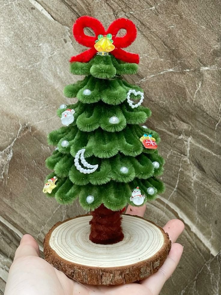 How to Make a Mini Christmas Tree with Pipe Cleaners