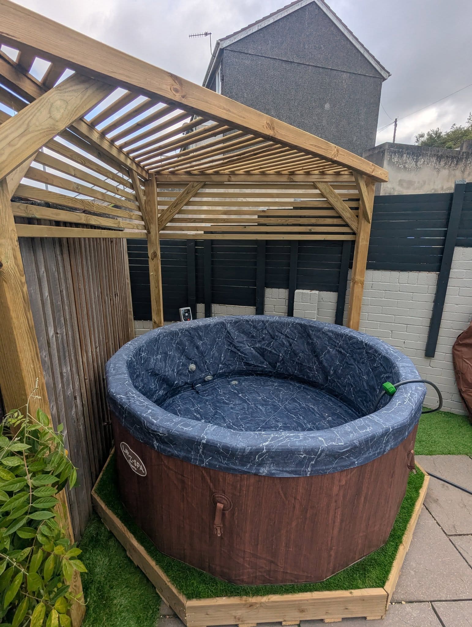 20 Outdoor Hot Tub Setups That Redefine Home Relaxation Compact Pergola Hot Tub Nook