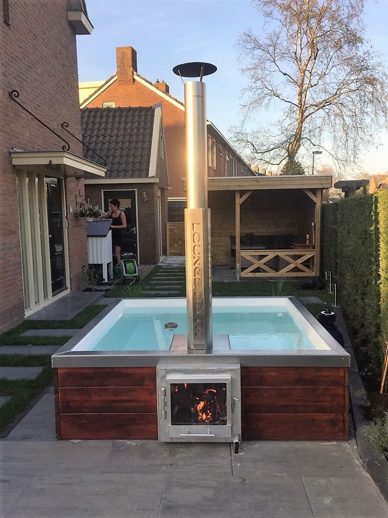 20 Outdoor Hot Tub Setups That Redefine Home Relaxation Contemporary Fire-Heated Courtyard Pool