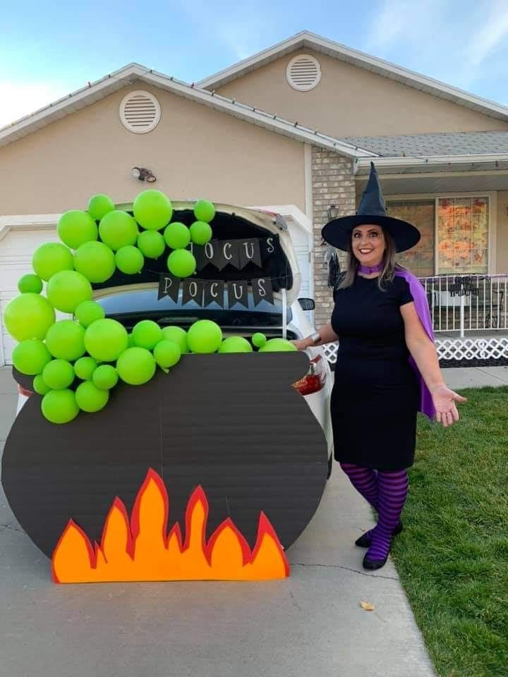 Hocus Pocus Trunk-or-Treat Cauldron Setup