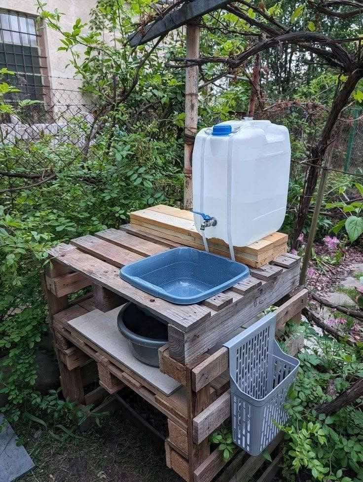 Pallet Garden Wash Station