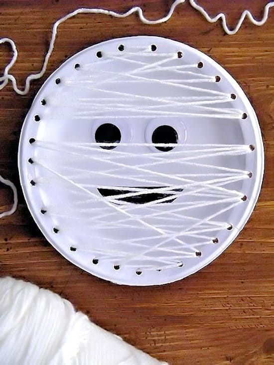 A Fun Halloween Mummy Craft with Just Yarn and a Plate